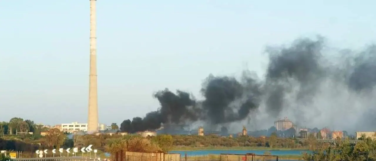 La ciminiera di Saline Joniche simbolo del sogno industriale fallito: ora come a Rossano si attende la demolizione
