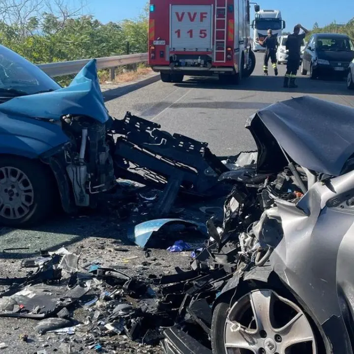 Incidente sulla statale 106 tra Locri e Siderno, due feriti nello scontro tra due auto