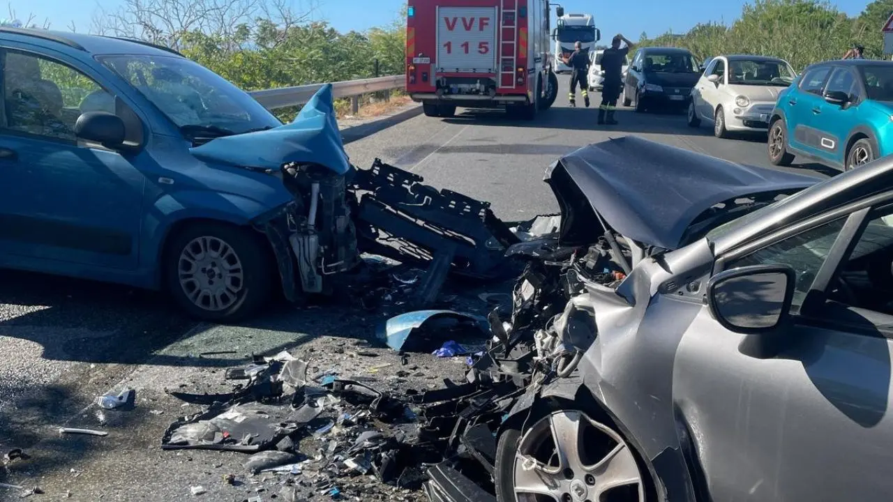 Incidente sulla statale 106 tra Locri e Siderno, due feriti nello scontro tra due auto