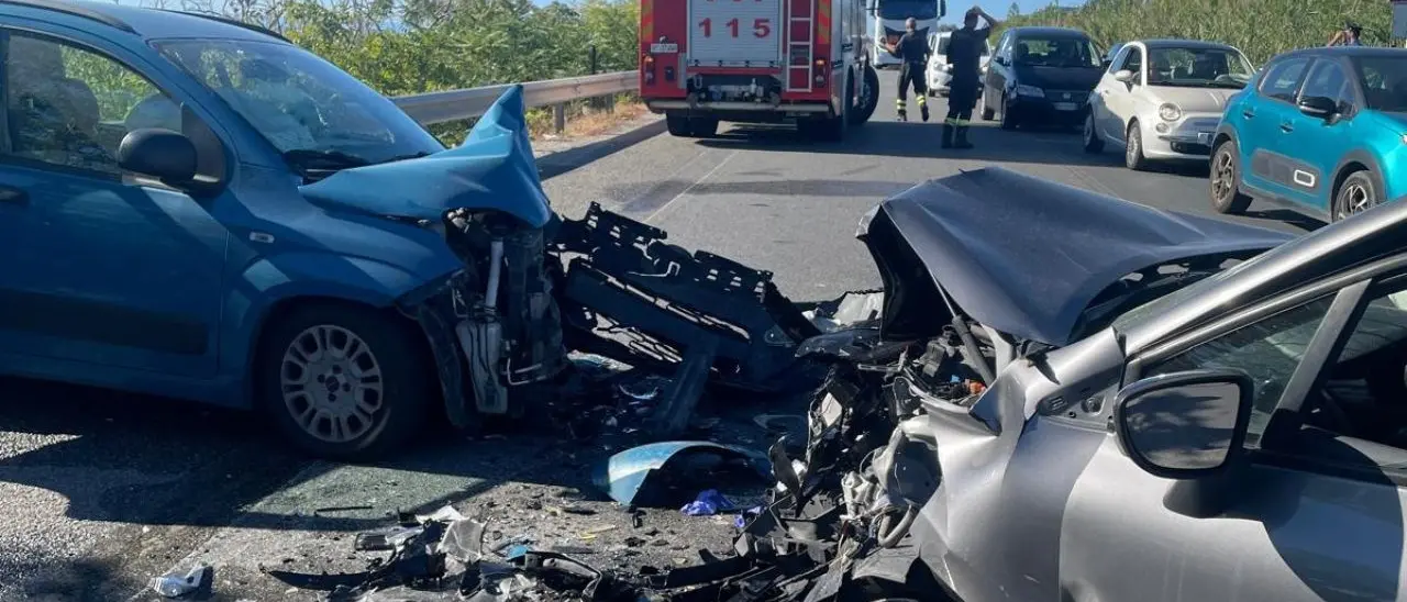 Incidente sulla statale 106 tra Locri e Siderno, due feriti nello scontro tra due auto