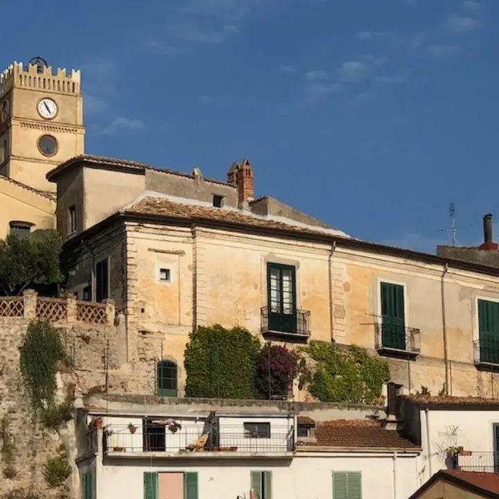 Crosia, aggredito il responsabile dell’ufficio tecnico: preso a schiaffi davanti al Comune