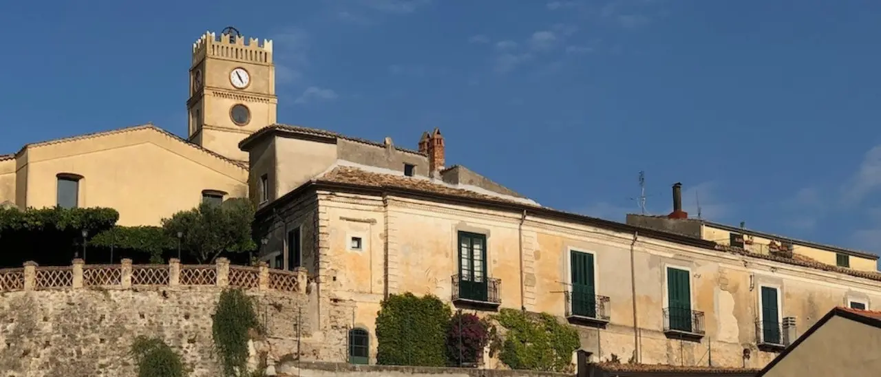 Crosia, aggredito il responsabile dell’ufficio tecnico: preso a schiaffi davanti al Comune