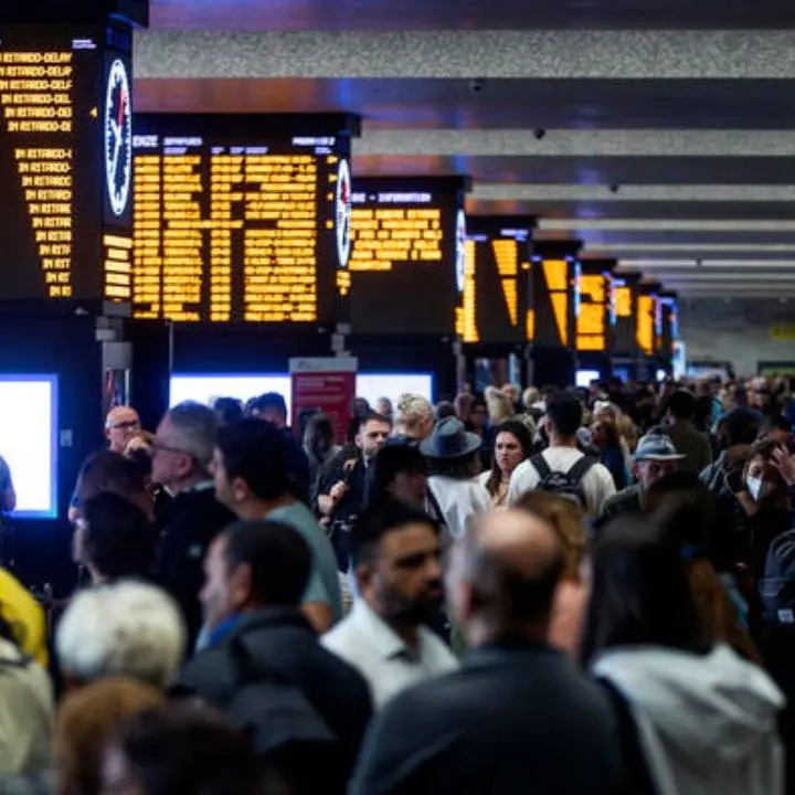 Treni, circolazione in tilt per un guasto a Roma: più di 100 cancellazioni e ritardi fino a 4 ore. Disagi anche per chi è diretto in Calabria