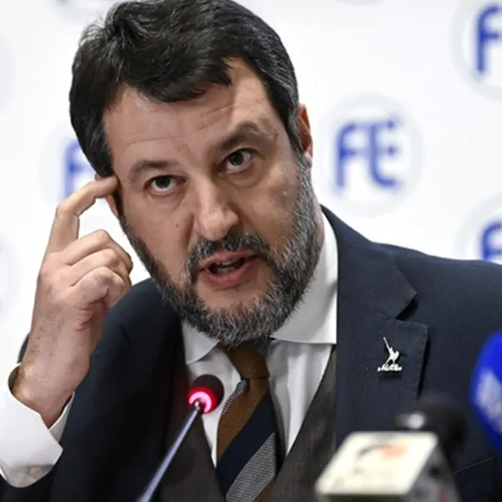 Centinaia di treni bloccati e migliaia di viaggiatori allo sbando, Salvini: «”Ha stato” il chiodo! Cercatelo e...arrestatelo»