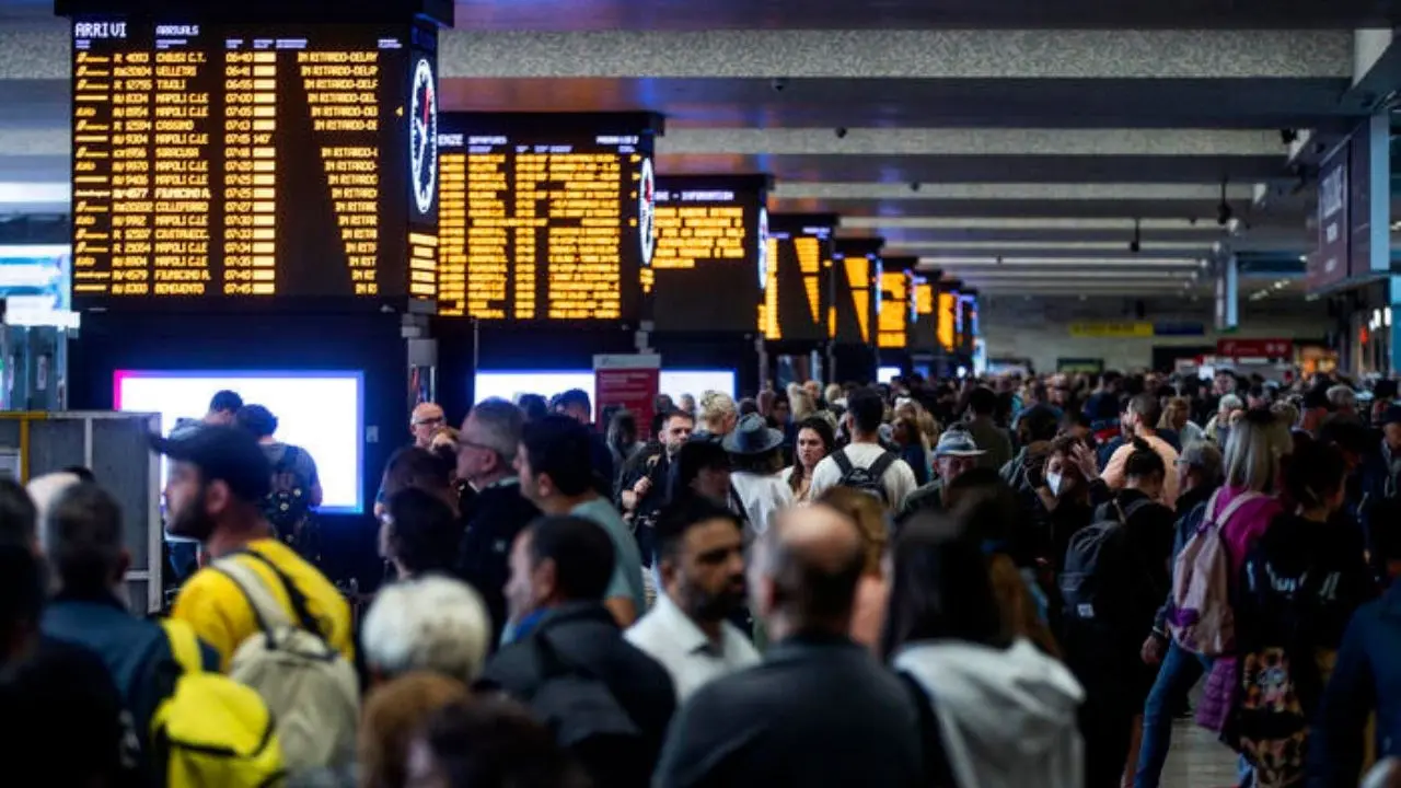 Caos treni «per colpa di un chiodo», ripresa la circolazione. Rfi sospende contratto con ditta, l’ad: «Catena di anomalie»