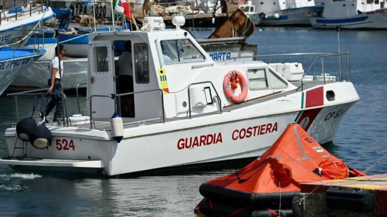 Imbarcazione in difficoltà a largo di Palmi, la guardia costiera salva due diportisti