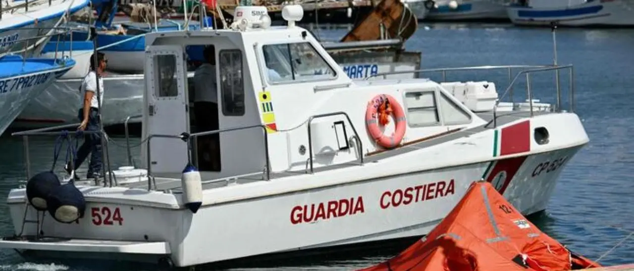 Imbarcazione in difficoltà a largo di Palmi, la guardia costiera salva due diportisti