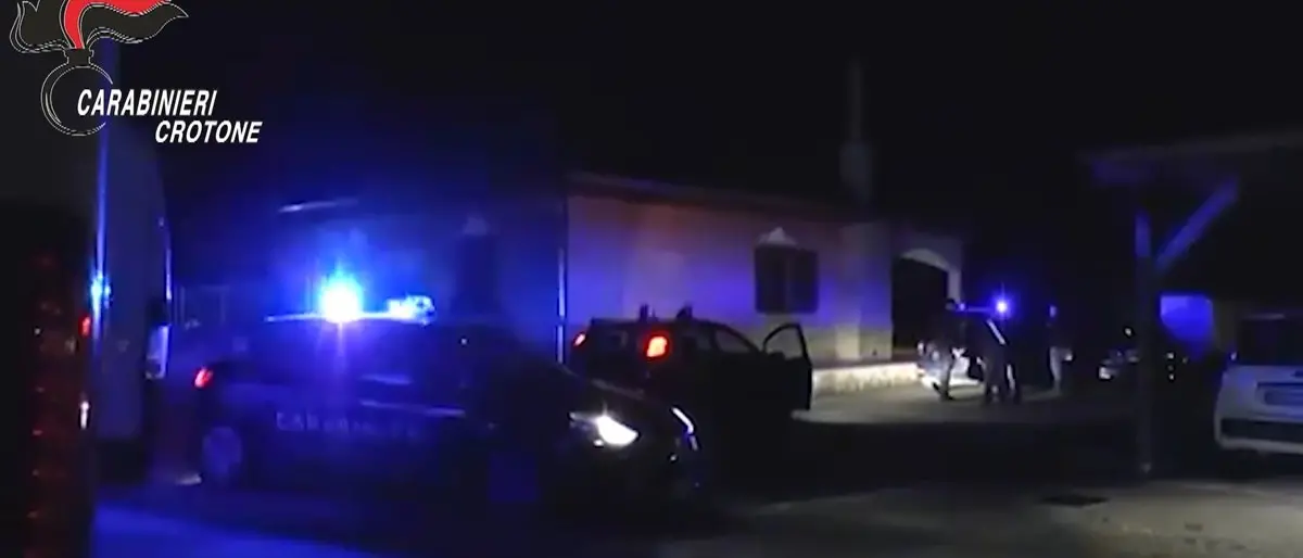 Allacci abusivi, assunzioni al Comune e case popolari, i favori al clan del sindaco di Casabona preoccupato del «suo bacino elettorale»