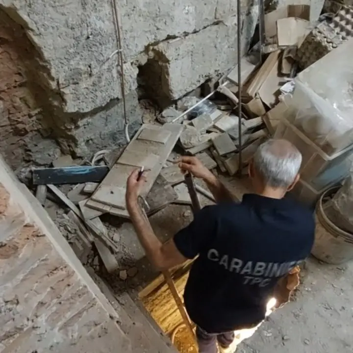Scavi clandestini nel cuore di Napoli portano alla luce una rara chiesa medievale
