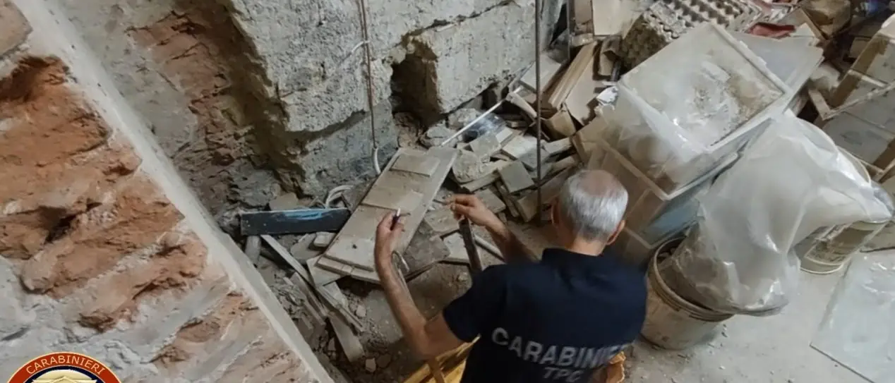 Scavi clandestini nel cuore di Napoli portano alla luce una rara chiesa medievale