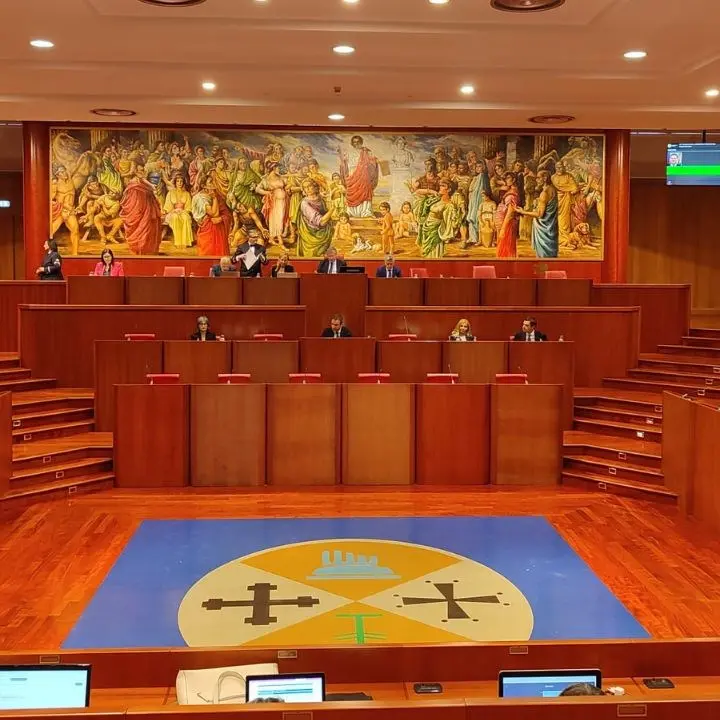Il Consiglio regionale si riunisce ma nessuno se ne accorge mentre la Calabria sprofonda tra emergenze di cui la politica non discute