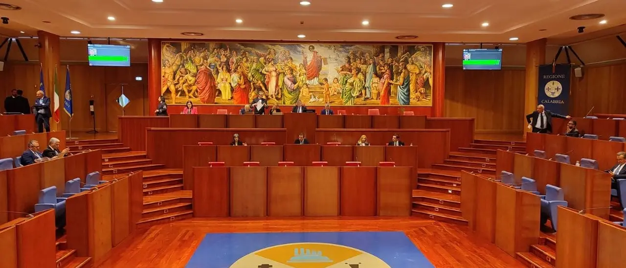 Il Consiglio regionale si riunisce ma nessuno se ne accorge mentre la Calabria sprofonda tra emergenze di cui la politica non discute