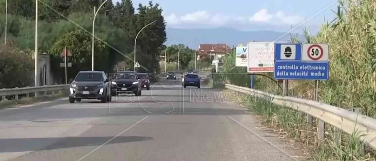 La Calabria degli autovelox, macché dissuasori di velocità: ecco le “nuove cartoline di auguri” dei Comuni per fare cassa