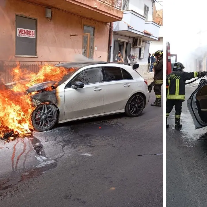 Isola Capo Rizzuto, auto prende fuoco in pieno centro: illeso il conducente