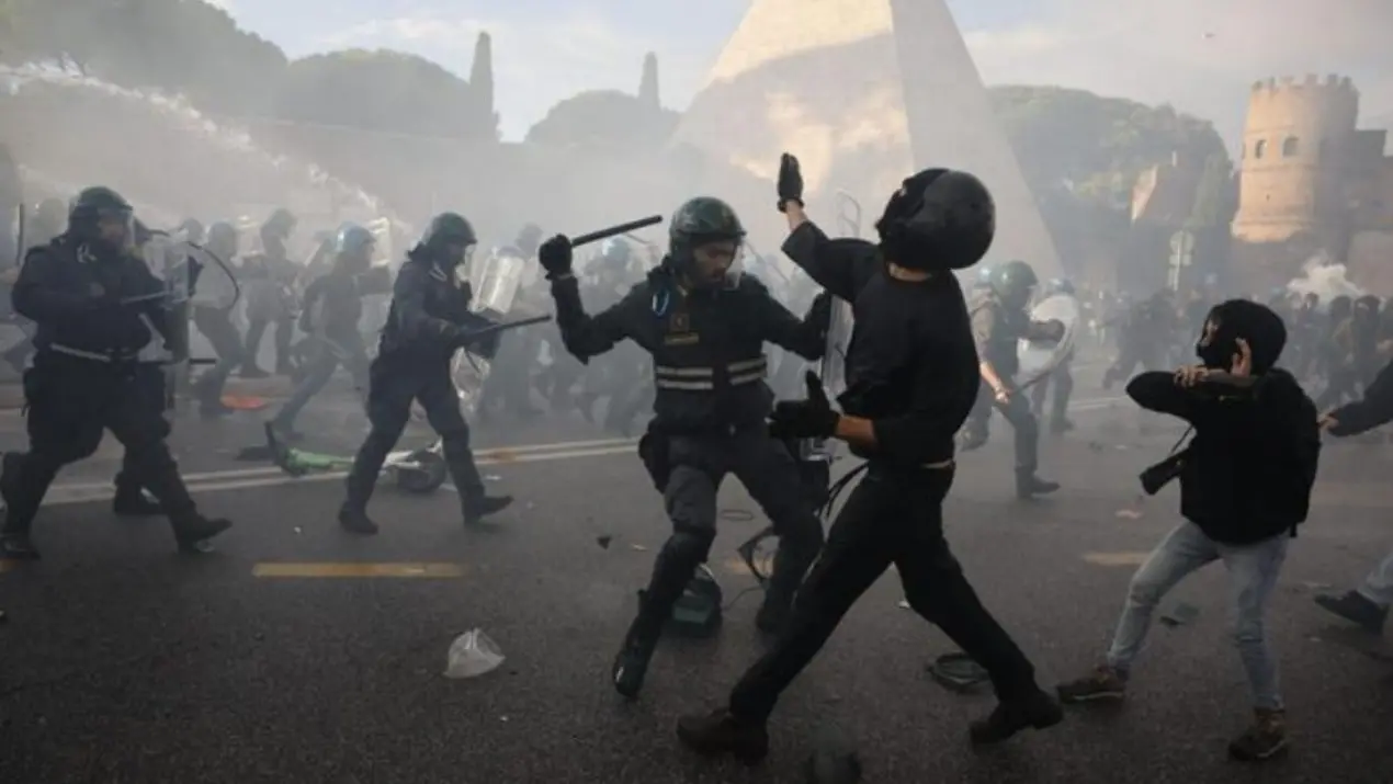 Roma, scontri al corteo pro Palestina non autorizzato: bombe carta e bottiglie contro la polizia