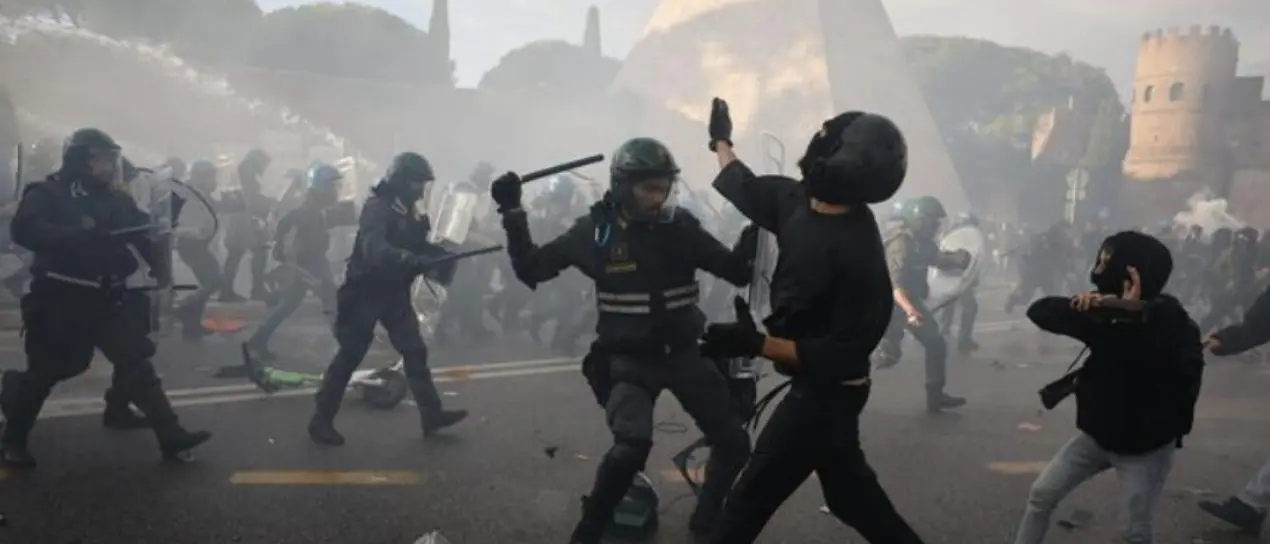 Roma, scontri al corteo pro Palestina non autorizzato: bombe carta e bottiglie contro la polizia