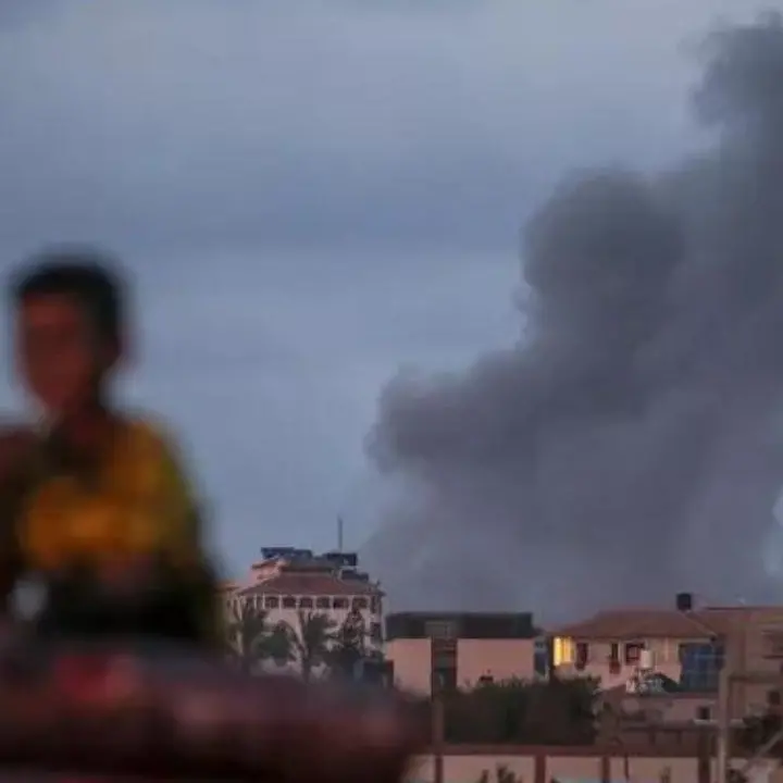 Israele bombarda una moschea a Gaza: «Ospitava sfollati, almeno 21 morti». Nella notte 25 raid su Beirut