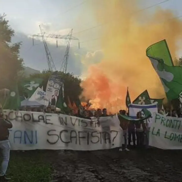 A Pontida giovani della Lega con lo striscione “Tajani scafista”, Salvini: «Sono 4 o 5 scemi, chiedo scusa per loro»