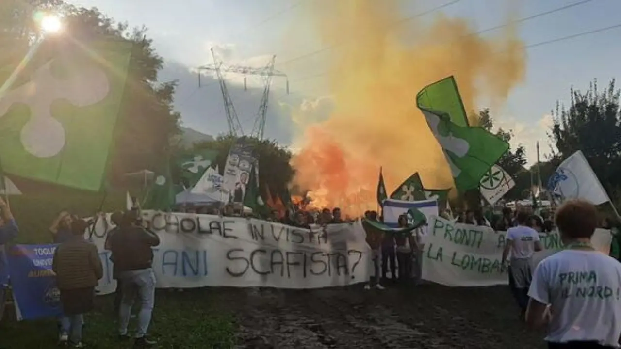 A Pontida giovani della Lega con lo striscione “Tajani scafista”, Salvini: «Sono 4 o 5 scemi, chiedo scusa per loro»