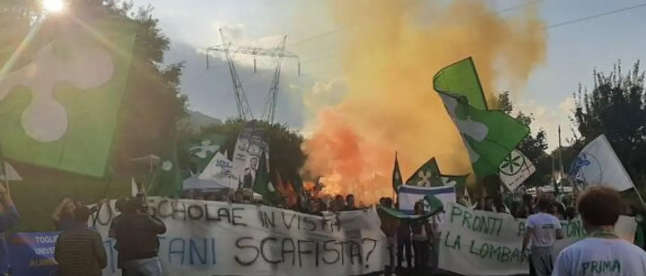 A Pontida giovani della Lega con lo striscione “Tajani scafista”, Salvini: «Sono 4 o 5 scemi, chiedo scusa per loro»