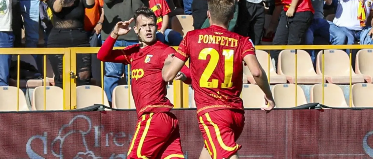 Catanzaro-Modena: un altro pareggio per le Aquile, proteste accese nel recupero per un rigore non concesso ai giallorossi. Finale 2-2