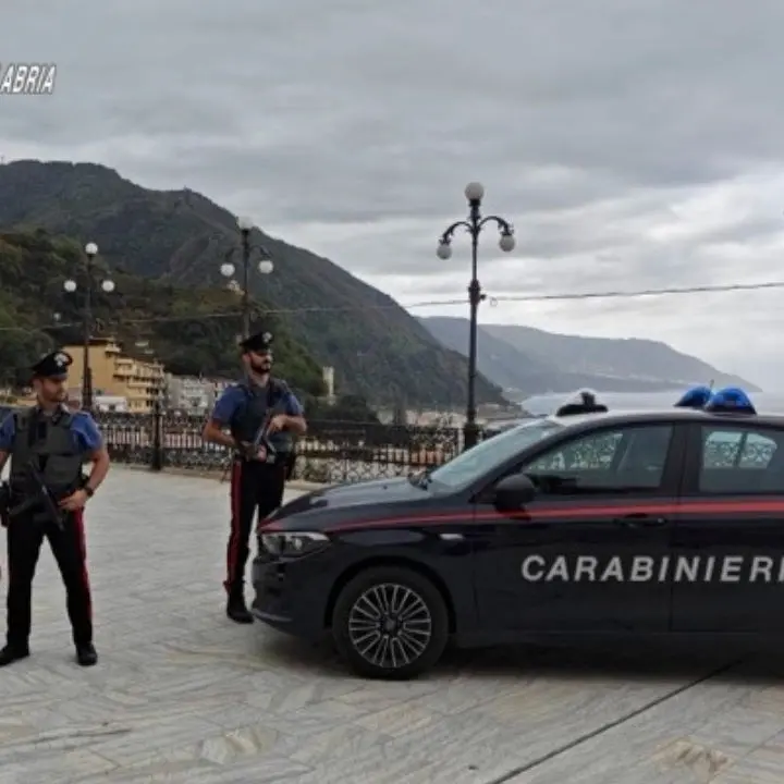 Droga, spacciavano marijuana sulla spiaggia nel Reggino: arrestati un uomo e una donna