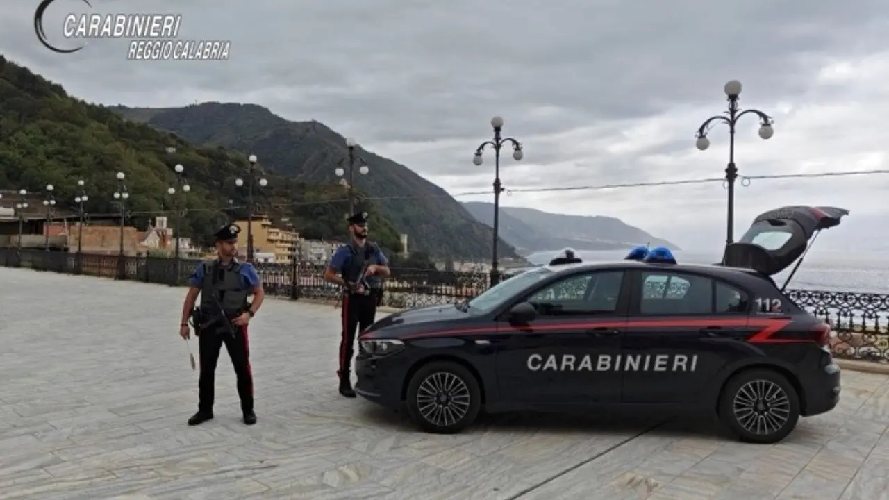 Droga, spacciavano marijuana sulla spiaggia nel Reggino: arrestati un uomo e una donna