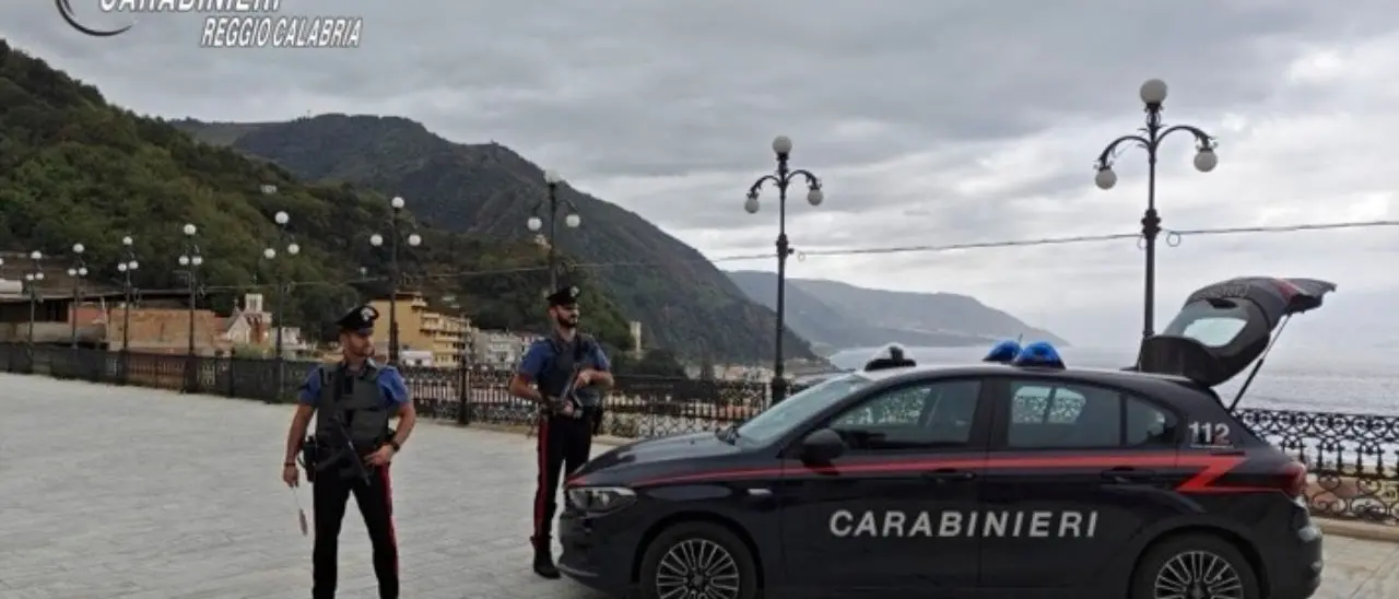 Droga, spacciavano marijuana sulla spiaggia nel Reggino: arrestati un uomo e una donna