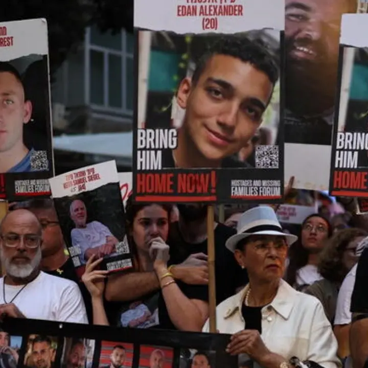 Israele ricorda l’attacco del 7 ottobre 2023: folla davanti alla casa di Netanyahu per chiedere il cessate il fuoco