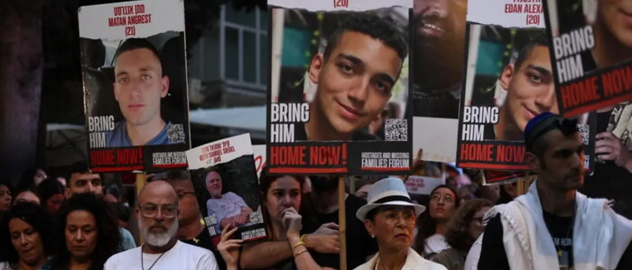 Israele ricorda l’attacco del 7 ottobre 2023: folla davanti alla casa di Netanyahu per chiedere il cessate il fuoco