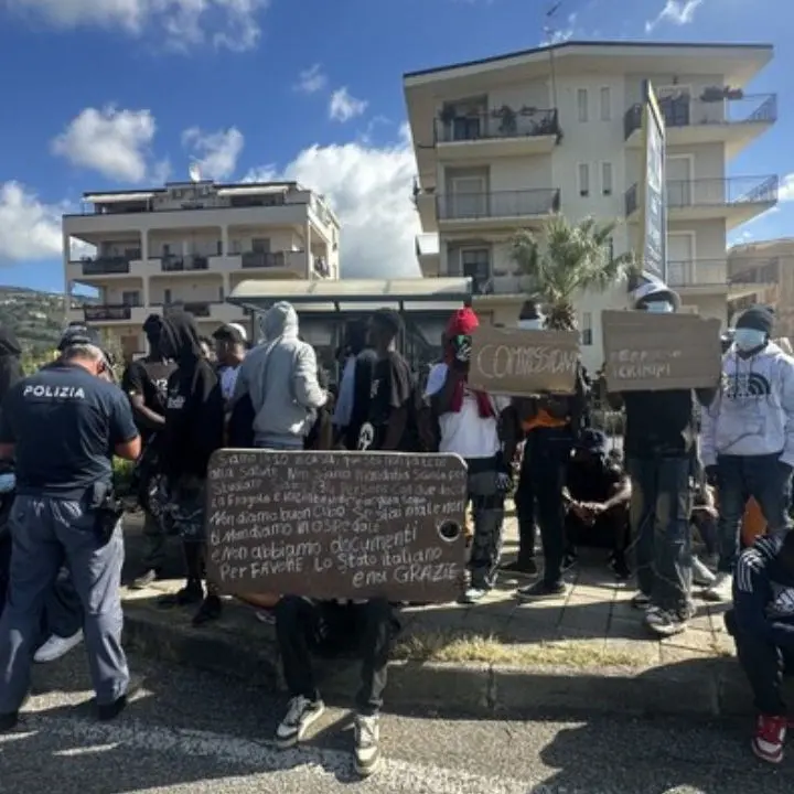 Lamezia Terme, ritardi nella gestione delle domande di richiesta d’asilo: una sessantina di migranti bloccano un’arteria cittadina