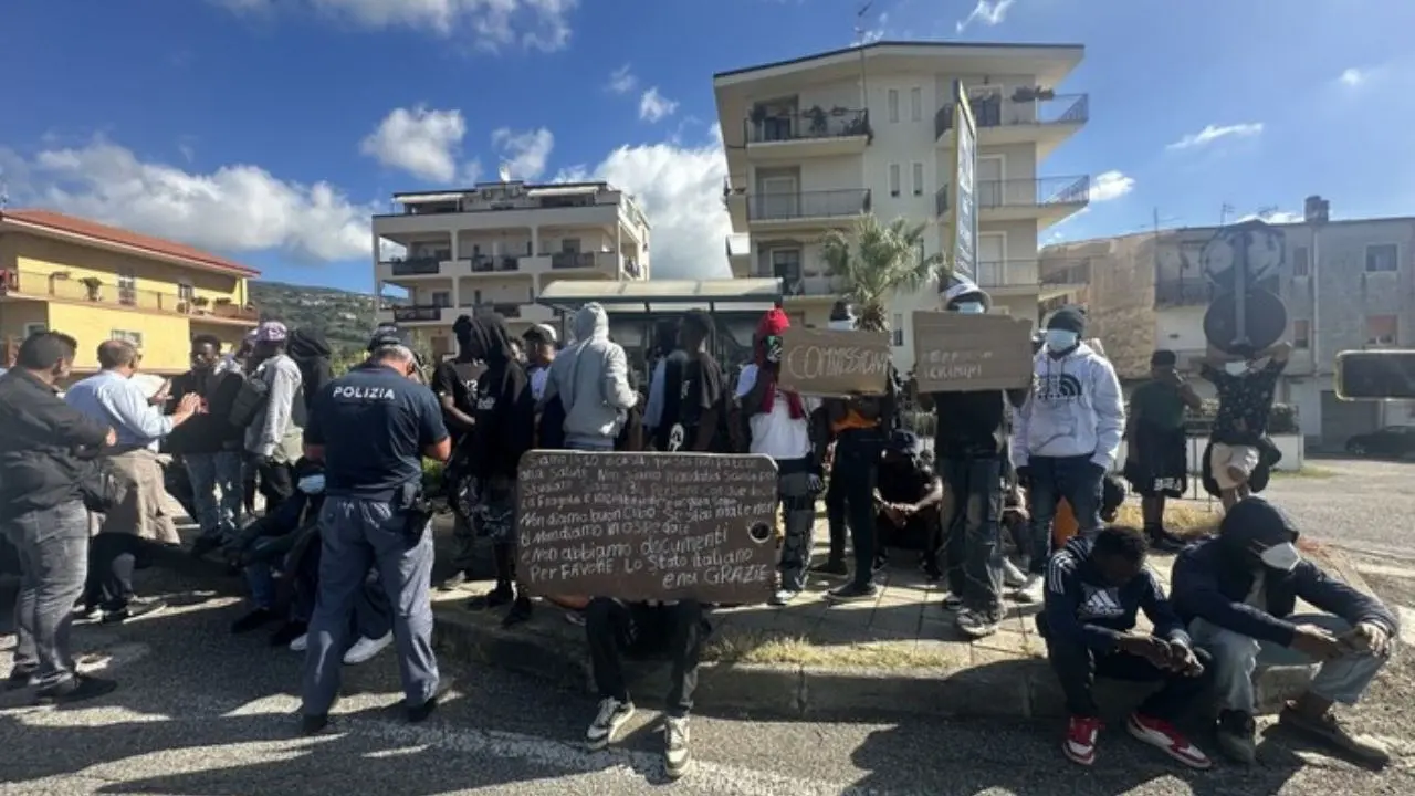 Lamezia Terme, ritardi nella gestione delle domande di richiesta d’asilo: una sessantina di migranti bloccano un’arteria cittadina