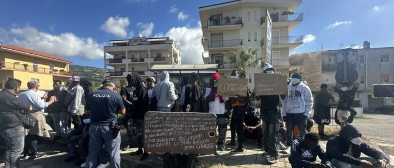 Lamezia Terme, ritardi nella gestione delle domande di richiesta d’asilo: una sessantina di migranti bloccano un’arteria cittadina