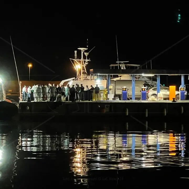 Migranti: sbarcate 90 persone a Roccella, tra loro donne incinte e bambini non accompagnati