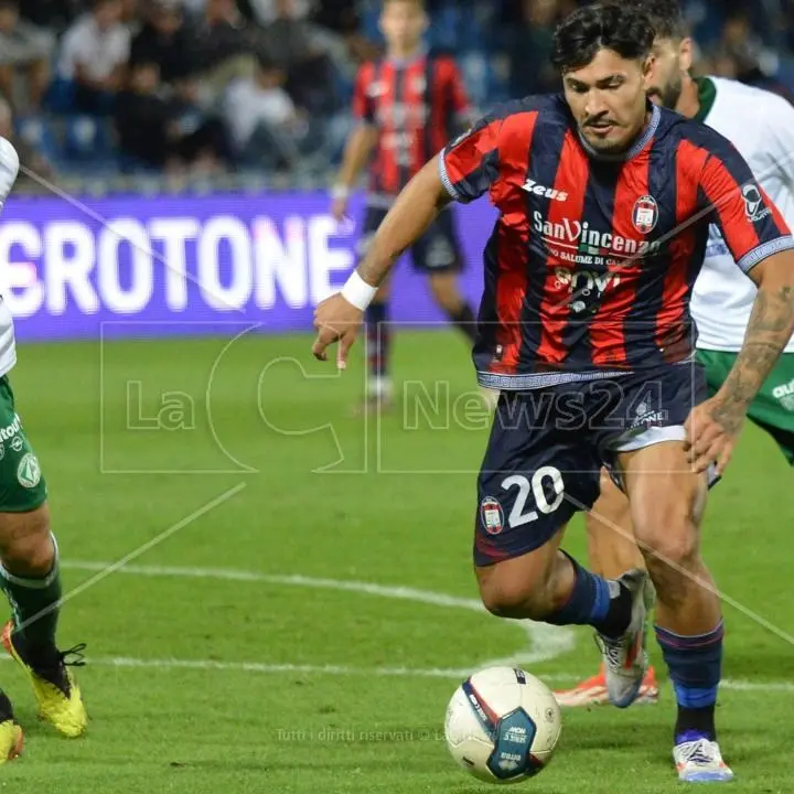 Crotone-Avellino, i Lupi irpini fanno poker allo Scida, Squali in crisi. Finale 0-4
