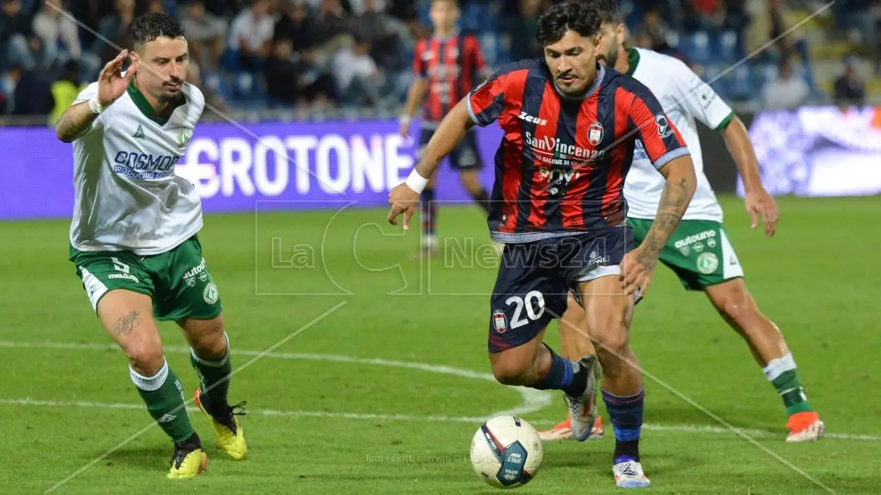 Crotone-Avellino, i Lupi irpini fanno poker allo Scida, Squali in crisi. Finale 0-4