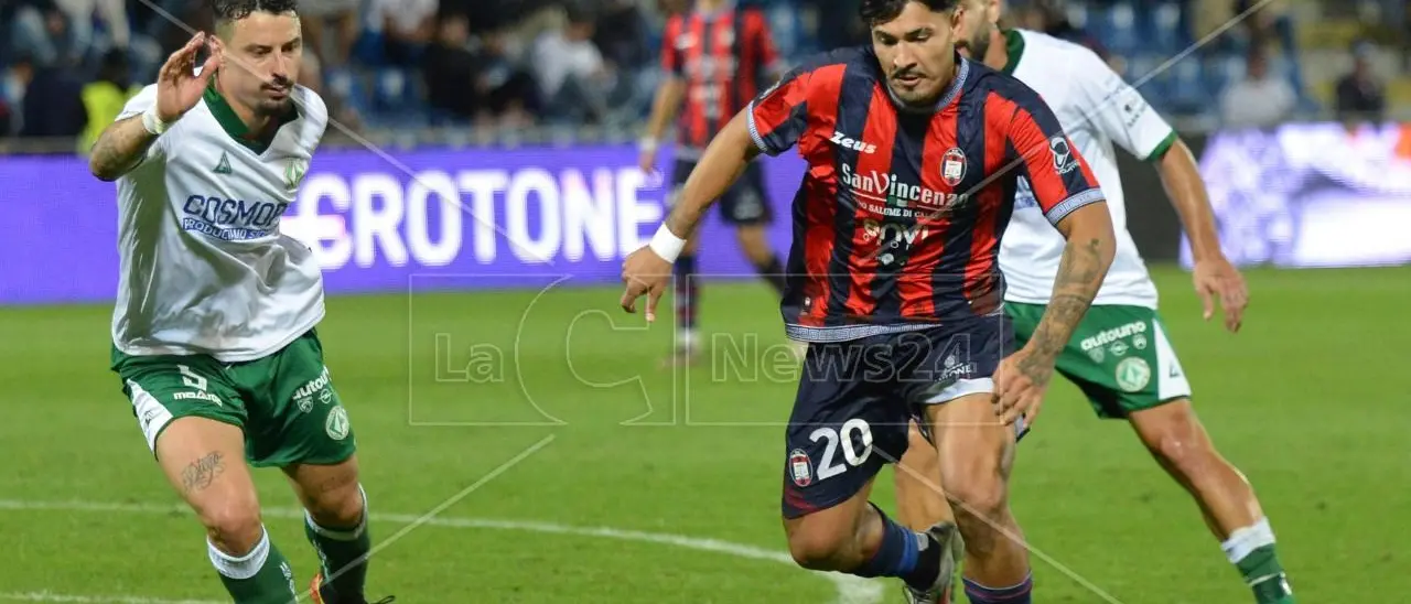 Crotone-Avellino, i Lupi irpini fanno poker allo Scida, Squali in crisi. Finale 0-4