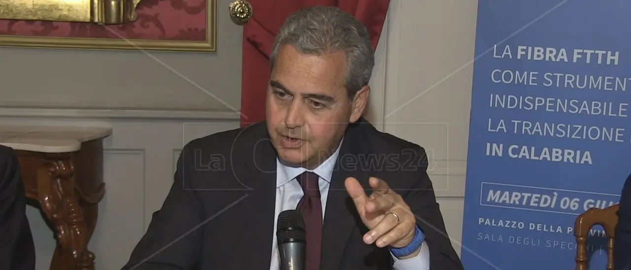 Traffico reperti archeologici a Crotone, l’avvocato del vicepresidente della Regione: «Moneta acquisita regolarmente»