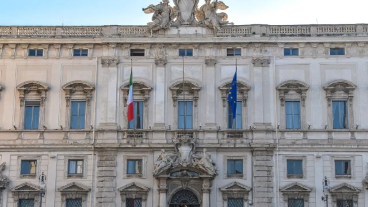 Corte costituzionale, ottava fumata nera per l’elezione di un giudice: opposizioni non votano, scheda bianca per la maggioranza