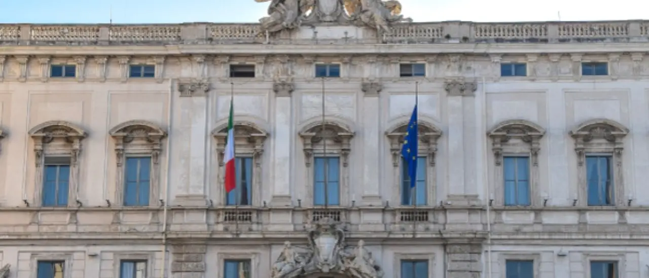 Corte costituzionale, ottava fumata nera per l’elezione di un giudice: opposizioni non votano, scheda bianca per la maggioranza