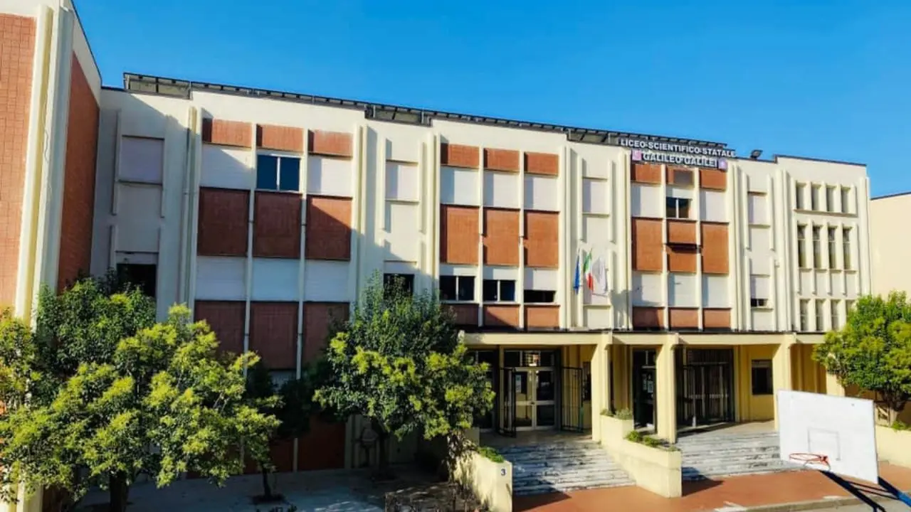 Bufera sul liceo modello, le indagini partite da Lamezia tre anni fa e i voti abbassati al figlio di un prof “dissidente”