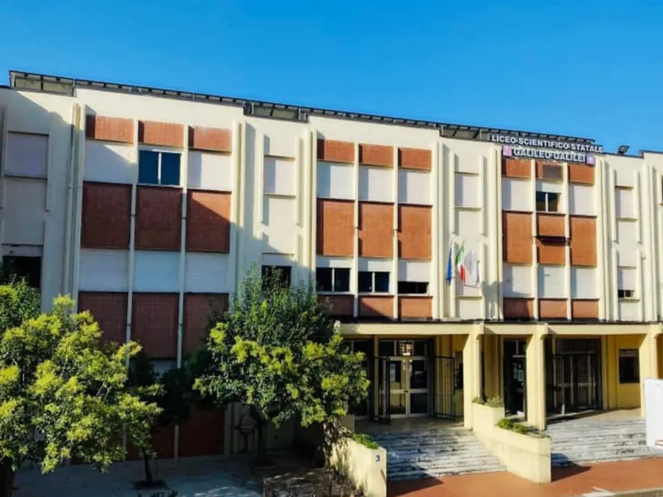 Bufera sul liceo modello, le indagini partite da Lamezia tre anni fa e i voti abbassati al figlio di un prof “dissidente”