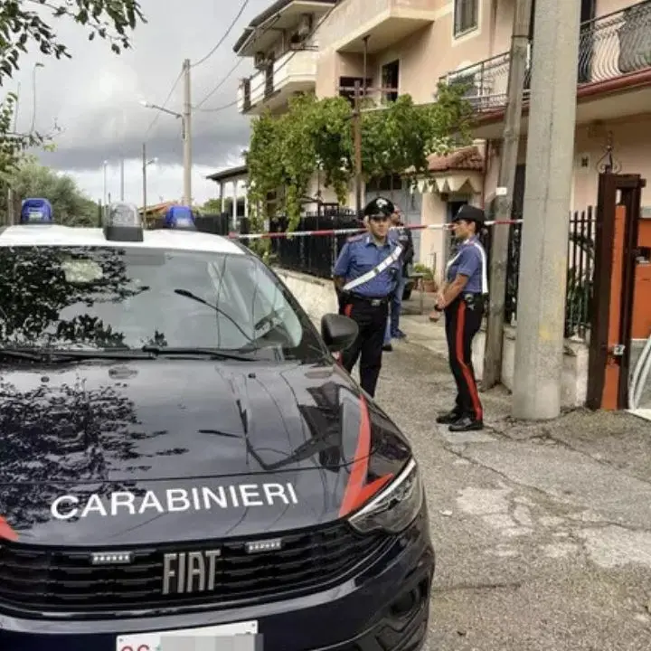 Femminicidio nel Casertano, strangola la moglie davanti ai figli piccoli: arrestato un 30enne