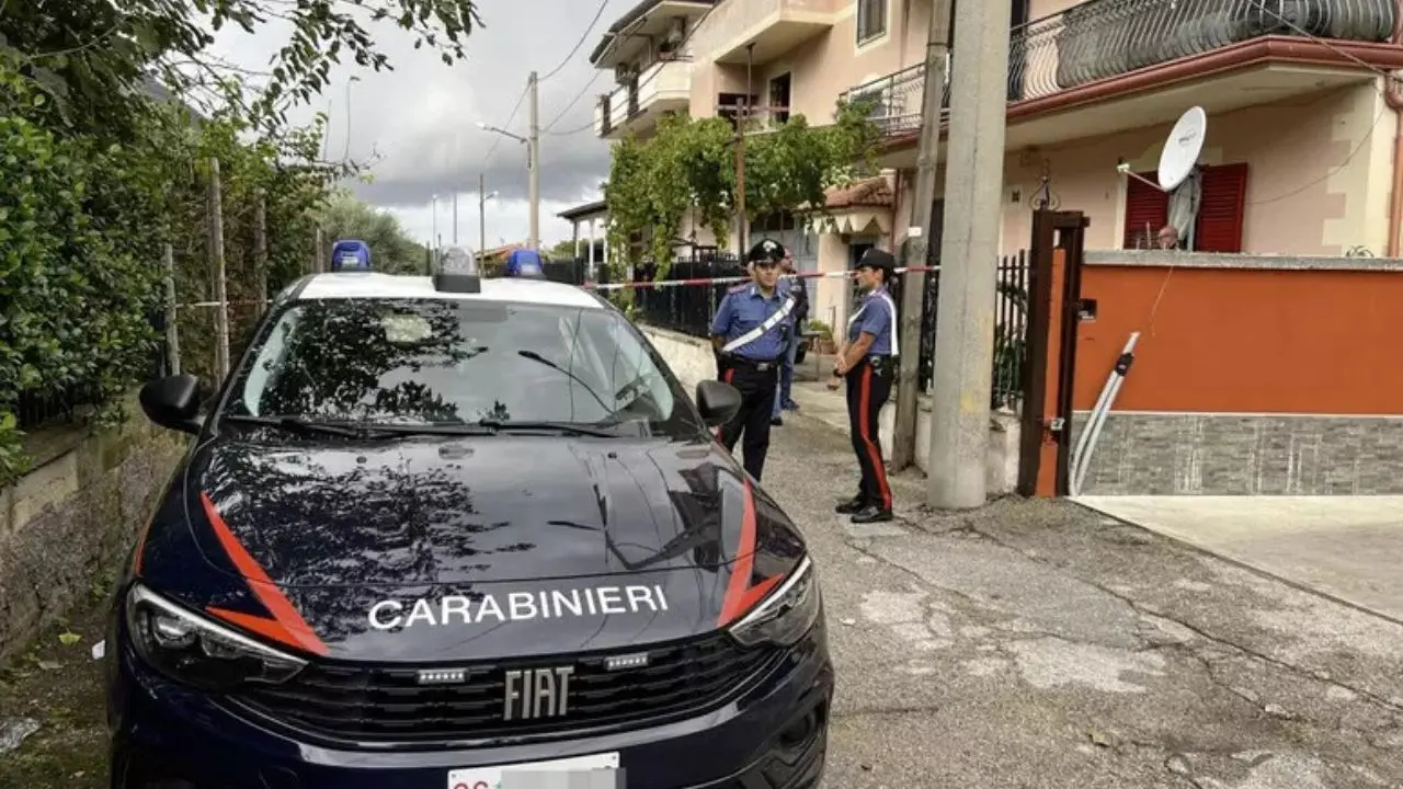 Femminicidio nel Casertano, strangola la moglie davanti ai figli piccoli: arrestato un 30enne