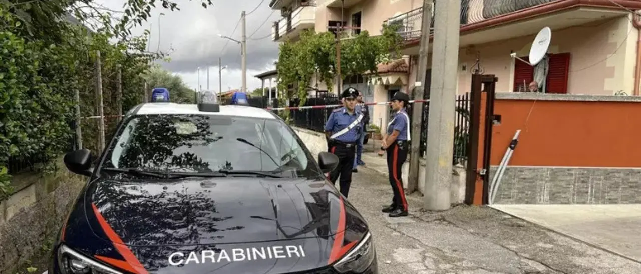 Femminicidio nel Casertano, strangola la moglie davanti ai figli piccoli: arrestato un 30enne