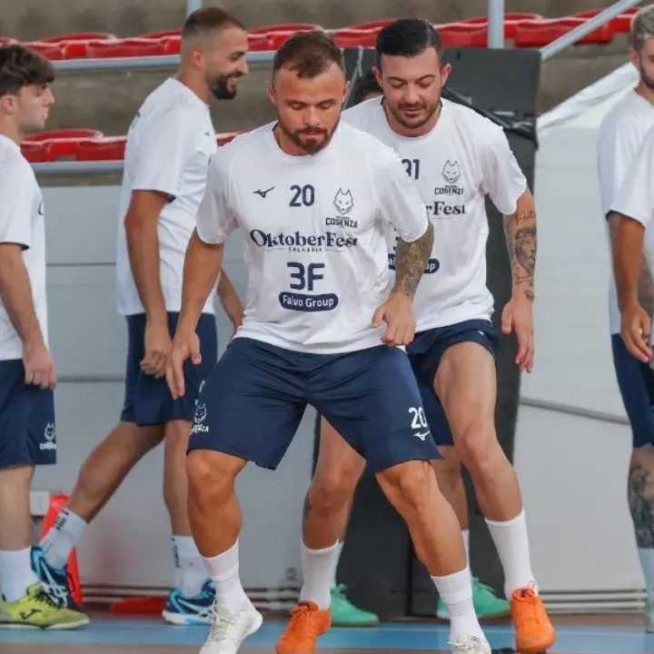 Pirossigeno Cosenza, i lupi preparano l’ultimo test pre campionato. Bavaresco: «Siamo pronti, daremo sempre l’anima»