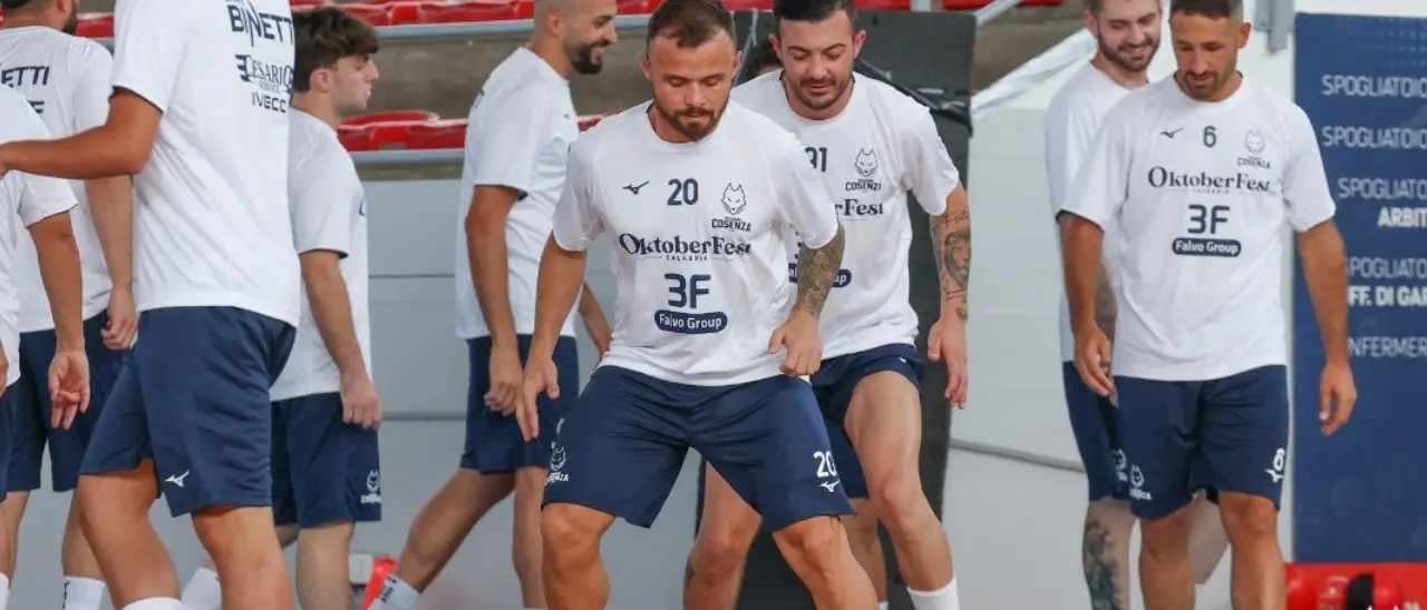 Pirossigeno Cosenza, i lupi preparano l’ultimo test pre campionato. Bavaresco: «Siamo pronti, daremo sempre l’anima»