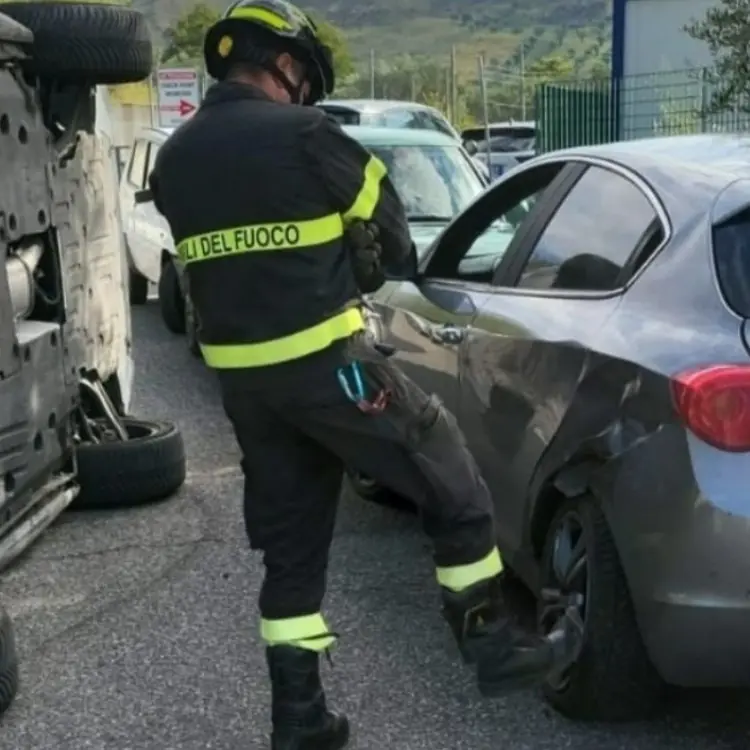 Incidente a Germaneto, auto impatta con un altro mezzo e si ribalta