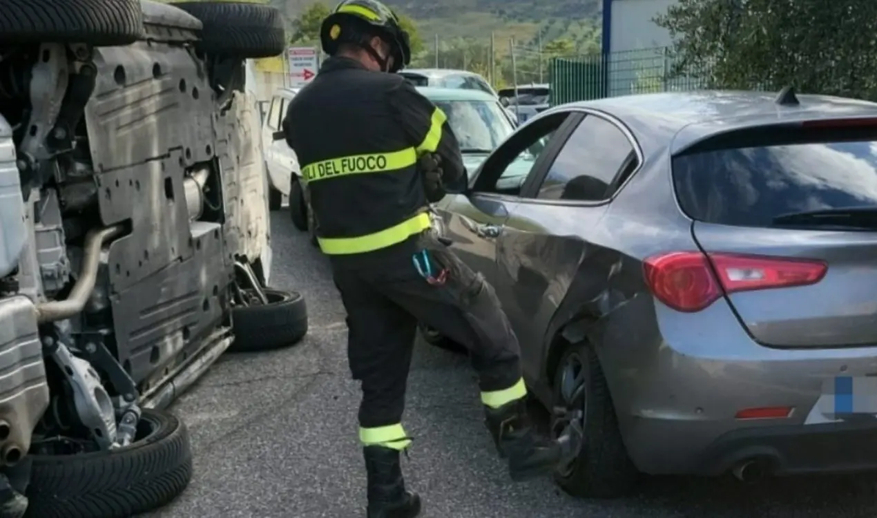 Incidente a Germaneto, auto impatta con un altro mezzo e si ribalta