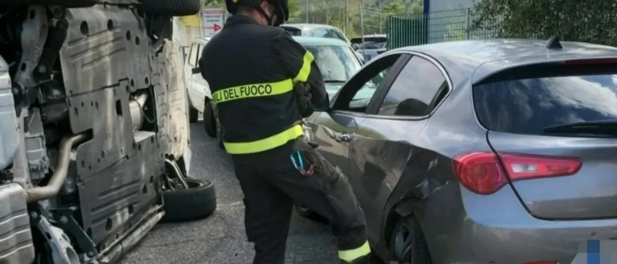 Incidente a Germaneto, auto impatta con un altro mezzo e si ribalta